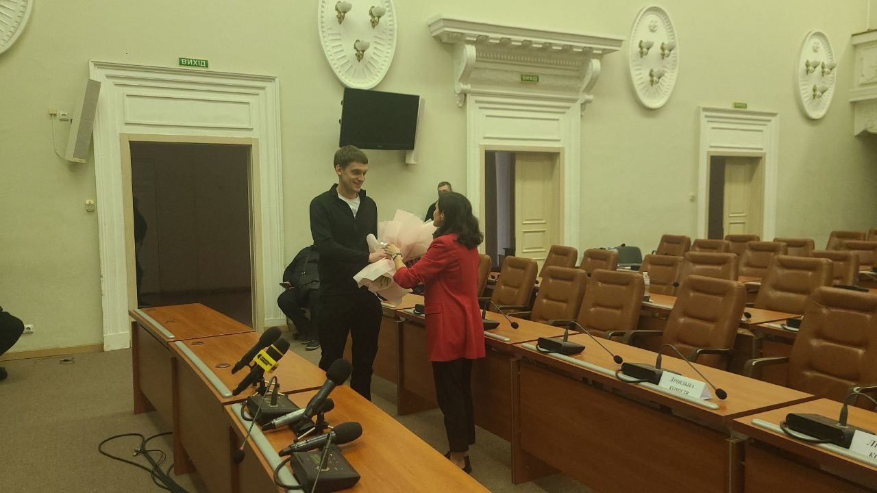 Вона була обрана на посаду секретаря Запорізької міськради 37-и голосами. 9